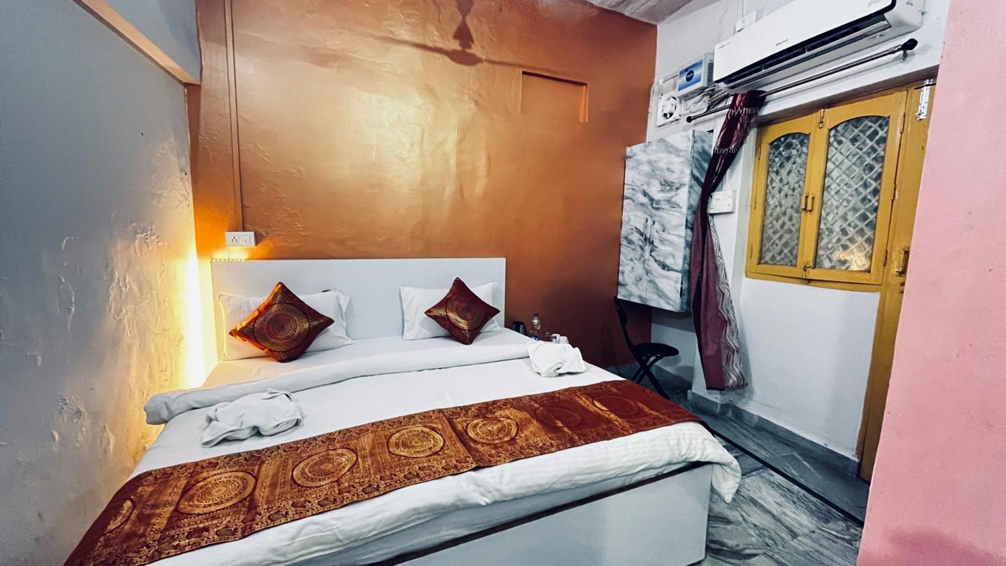 Vibe N Joy Hotel Varanasi Exterior photo