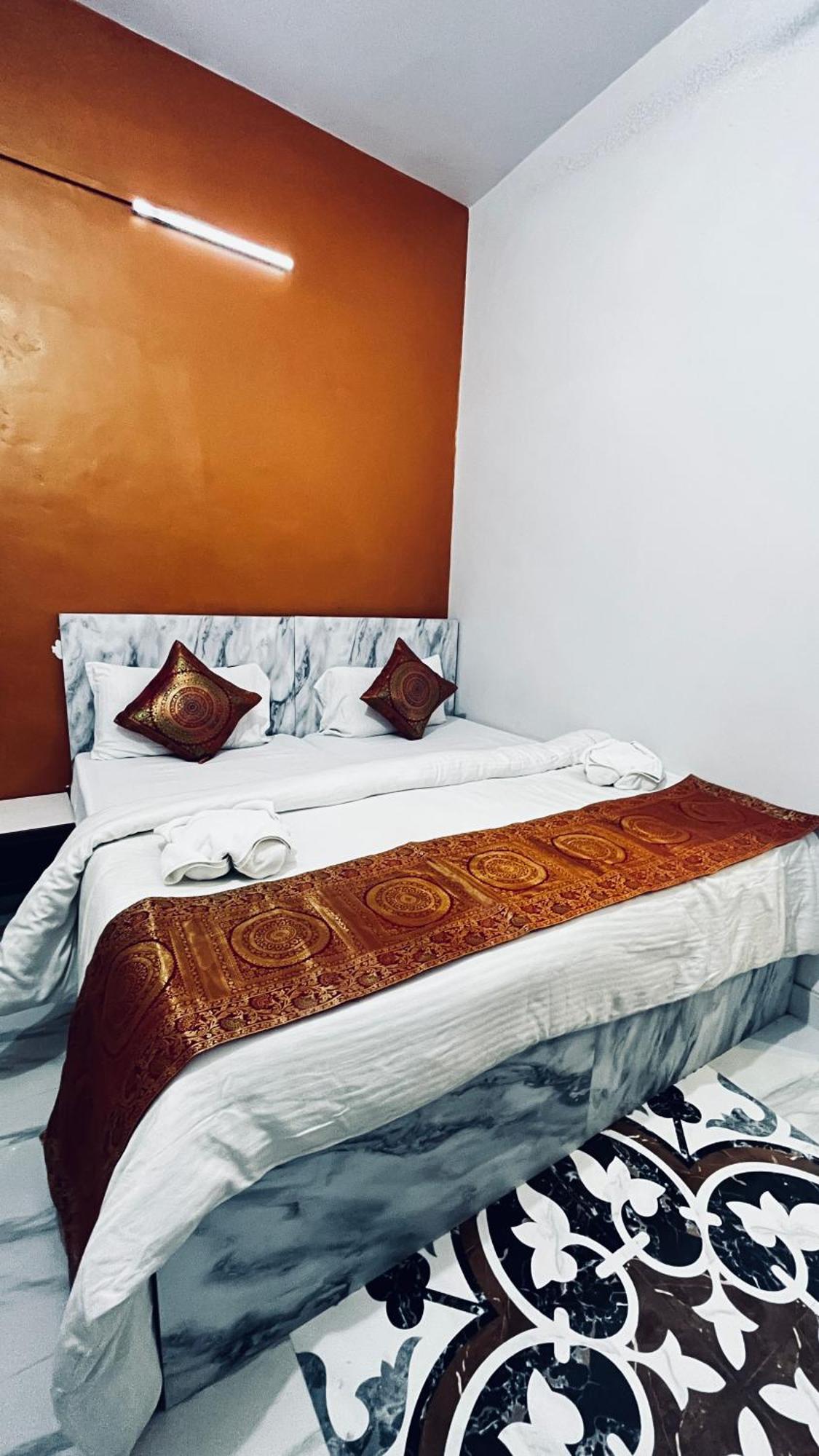 Vibe N Joy Hotel Varanasi Exterior photo